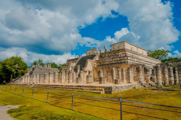 Chichen itza, Mexiko - 12. November 2017: Außenansicht des Tempels der Krieger in chichen itza, Yucatan, Mexiko — Stockfoto