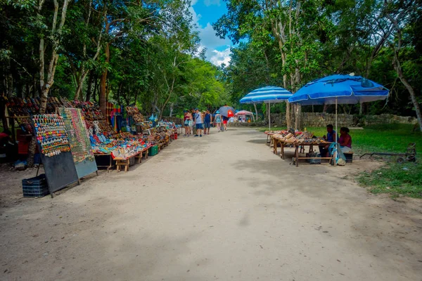 CHICHEN ITZA, MEXICO - NOVEMBER 12, 2017: Unidentified people walking close to a colorful handicrafts at outdoors inside of chichen itza one of the most visited archaeological sites in Mexico — Stock Photo, Image