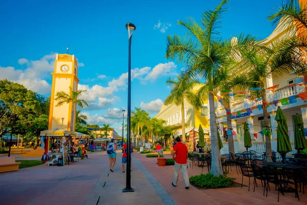 COZUMEL, MÉXICO - 09 DE NOVIEMBRE DE 2017: Hermosa vista al aire libre de algunos turistas disfrutando de la ciudad de Cozumel, rodeando de coches de los lugareños en el centro de — Foto de Stock