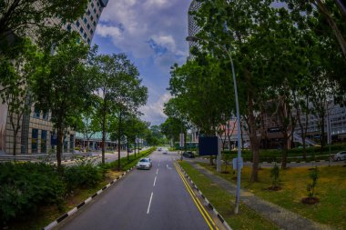 Singapore, Singapur - 30 Ocak. 2018: bitki genel yerleşim Condominium karmaşık ve şehir silueti Kallang mahalle, Bina bir yol çevreleyen içinde birçok otomobil açık görünüm