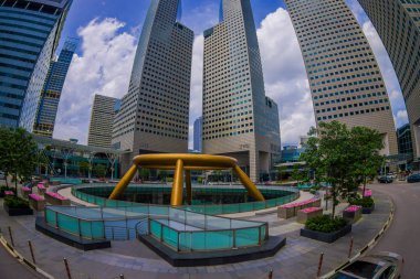 Singapore, Singapur - 30 Ocak. 2018: Çeşme zenginlik karmaşık ve şehir silueti Kallang mahalle Singapur, balık gözü, Bina ortak yerleşim aiz ile açık görünüm