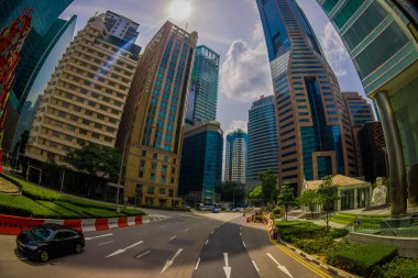 Singapore, Singapur - 30 Ocak. 2018: Konut karmaşık ve şehir silueti Kallang mahalle bazı arabalar Sokaklarda Singapur, balık göz etkisi ile açık görünümü