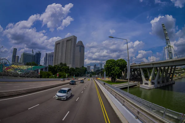 SINGAPORE, CINGAPORE - JANEIRO 30. 2018: Vista ao ar livre de muitos carros em uma estrada com um complexo residencial no horizonte e no centro da cidade skylines em Kallang, em Cingapura, efeito olho de peixe — Fotografia de Stock