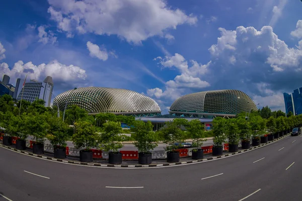 Singapur, Singapur - 01 února 2018: Krásná venkovní pohled na Marina Bay písku s dlouhou dálnici, s obrovskými budovami a mrakodrap v horizont Singapore, Singapur město, rybí oko efekt — Stock fotografie