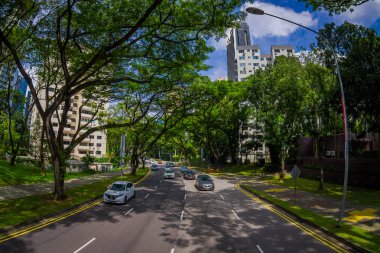 Singapore, Singapur - 30 Ocak. 2018: bitki genel yerleşim Condominium karmaşık ve şehir silueti Kallang de Bina bir yol çevreleyen çok araba güzel açık görünümü