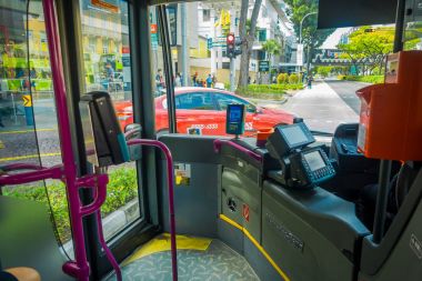Singapore, Singapur - 01 Şubat 2018: Asıl kapı yakın otobüs sürücüsü alanının kapalı görünümü girin bir otobüs içinde otobüse, Singapur toplu taşıma