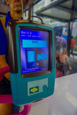 Singapore, Singapur - Şubat 01, 2018:Close kadar Singapur toplu taşıma için ödeme için bir kart slayt için bir makine