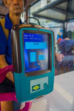 Singapore, Singapur - Şubat 01, 2018:Close kadar Singapur toplu taşıma için ödeme için bir kart slayt için bir makine