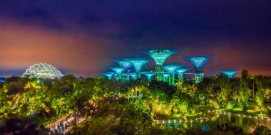 Singapore, Singapur - 01 Şubat 2018: Güzel fütüristik bakış Körfez Singapur Garden şaşırtıcı aydınlatma. Marina Bay Sands bölge turistik gece ışık gösterisi, Supertree olduğunu