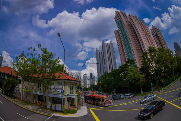 新加坡, 新加坡-1月30日。2018: 美丽的户外景观住宅公寓建筑综合体在市中心与一些公共交通在新加坡街头, 鱼眼效果 — 图库照片
