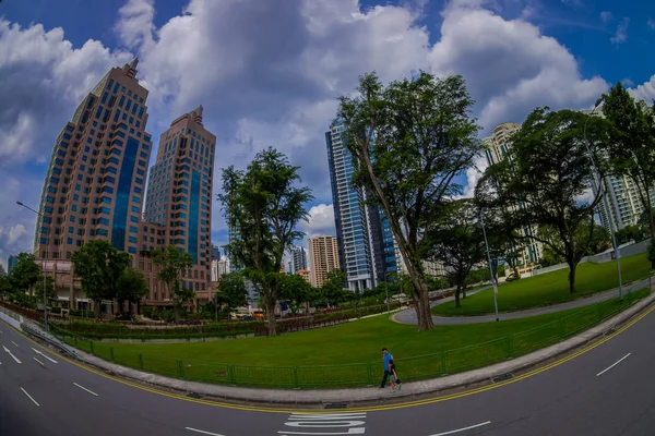 Singapore, Szingapúr - január 30. 2018: gyönyörű szabadtéri kilátással azonosítatlan emberek séta egy parkban, a lakossági társasházi épület komplexum downtown mögött Szingapúrban, hal-szem — Stock Fotó