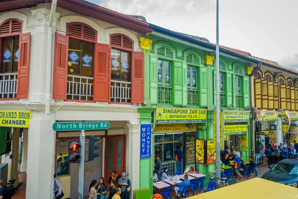 SINGAPORE, SINGAPORE - 30 GENNAIO. 2018: Vista esterna di persone non identificate che mangiano in un negozio di alimentari in una strada nel quartiere centrale di Singapore — Foto Stock