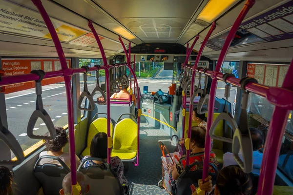 SINGAPORE, SINGAPORE - 01 FEBBRAIO 2018: Vista interna di persone non identificate all'interno di un autobus, trasporto pubblico a Singapore — Foto Stock
