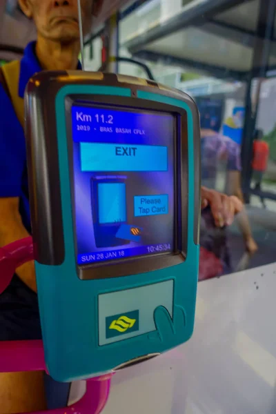 Singapore, Szingapúr - február 01, 2018:Close fel egy gépet, hogy dia egy kártyát, hogy fizetni a tömegközlekedés Szingapúrban — Stock Fotó