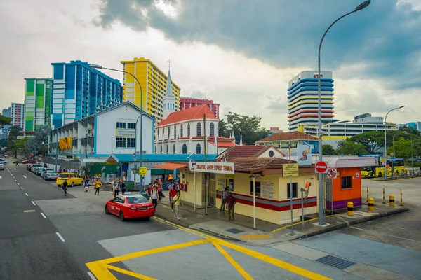 SINGAPUR, SINGAPUR - 01 DE FEBRERO DE 2018: Vista al aire libre de personas no identificadas caminando por las calles de la zona urbana en el distrito central de Singapur —  Fotos de Stock