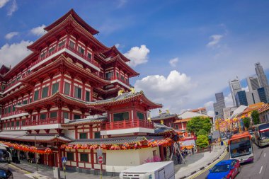 Singapore, Singapur - 30 Ocak 2018: Büyük kırmızı Buddha diş Relic Tapınağı China Town Singapur, açık görünümü
