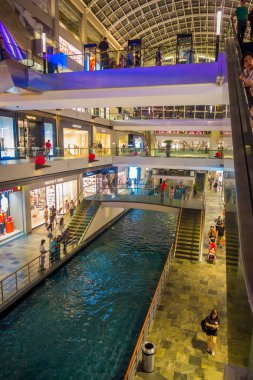 Singapore, Singapur - 01 Şubat 2018: Marina Bay Sands Singapur içinde yürüyüş tanımlanamayan kişi