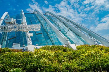 Singapore, Singapur - 30 Ocak 2018: Açık bakış bulut orman çiçek kubbe Gardens Singapur Bay tarafından. 101 hektar geri Merkezi Singapur'da limana bitişik kapsayan