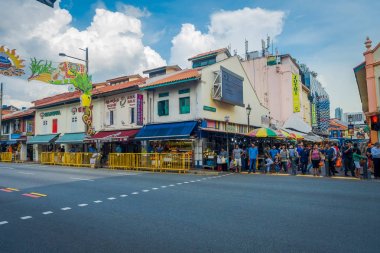 Singapore, Singapur - 01 Şubat 2018: Küçük Hindistan bölgesinde Singapur sokaklarda yürürken bazı insanlarla. Onun Singapurlu mahalle ve Tekka yerel Tamil olarak bilinen