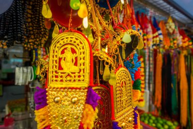 Singapore, Singapur - 01 Şubat 2018: Singapur Little India dükkanında renkli Hint handycrafts seçici odak yakın çekim. Renkli kentsel kavramı