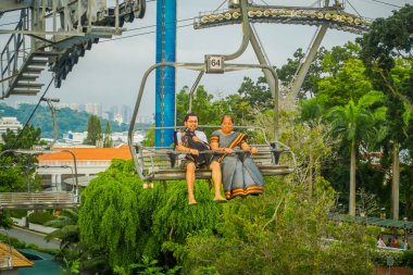 Singapore, Singapur - 30 Ocak 2018: Kimliği belirsiz kişi Singapur Sentosa teleferik ve manzarası kızak, Singapore, açık görünüm
