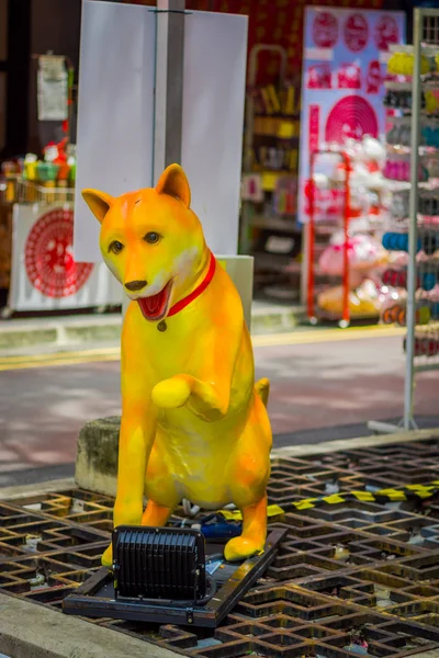 СИНГАПУР, СИНГАПУР - 30 ЯНВАРЯ 2018 года: Вид на улицу из жёлтой поддельной собаки, расположенной на улицах китайского китайского Чайнатауна в Сингапуре, китайская лунная новогодняя собака — стоковое фото