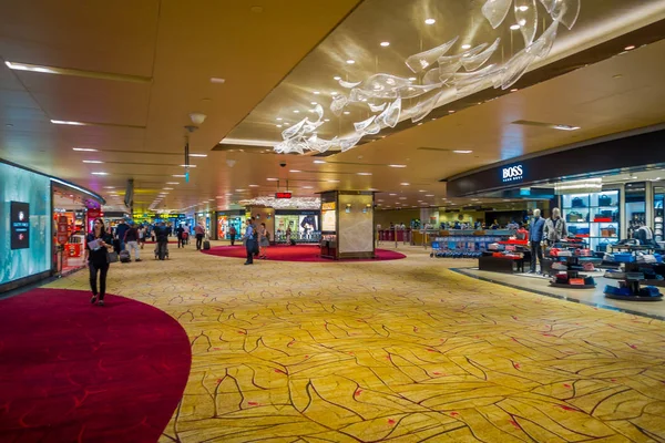 SINGAPUR, SINGAPUR - 30 DE ENERO DE 2018: Vista interior de personas no identificadas caminando y comprando dentro de las tiendas en el Aeropuerto de Singapur Changi — Foto de Stock