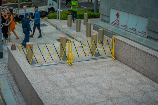 シンガポール、シンガポール - 2018 年 1 月 30 日: 屋外観不明の人がシンガポールの地下駐車場出口 — ストック写真