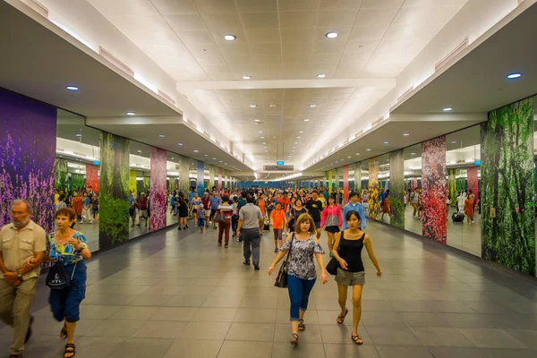 SINGAPUR, SINGAPUR - 30 DE ENERO DE 2018: Personas no identificadas caminando por el interior del centro comercial Marina Bay Sands en Singapur. Singapur es un centro financiero global con un clima tropical y — Foto de Stock
