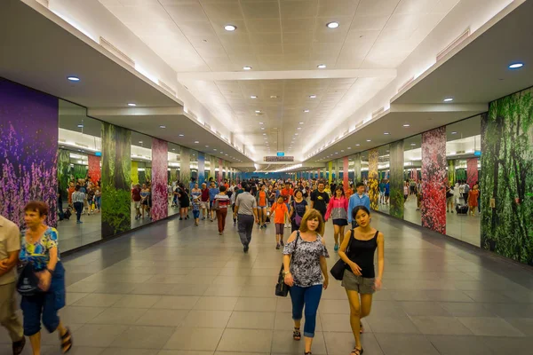 SINGAPUR, SINGAPUR - 30 DE ENERO DE 2018: Personas no identificadas caminando por el interior del centro comercial Marina Bay Sands en Singapur. Singapur es un centro financiero global con un clima tropical y — Foto de Stock