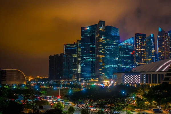 SINGAPORE, SINGAPORE - JANUARY 30, 2018: Outdoor view of Singapore skyline. Singapore has a highly developed market-based economy and is a center for commerce in Asia and globally, HBS building at — Stock Photo, Image