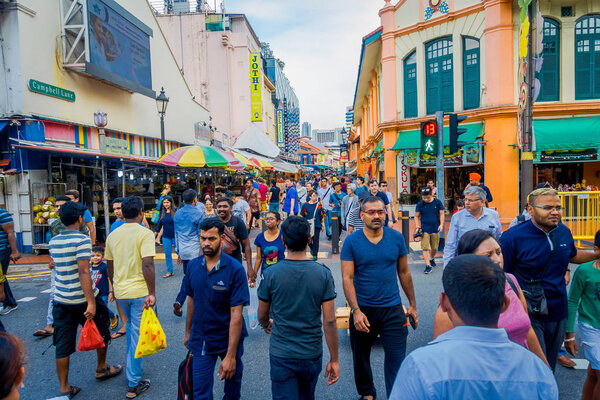 СИНГАПУР, СИНГАПУР - 01 февраля 2018 года: Маленький индийский район в Сингапуре с некоторыми людьми, идущими по улицам. Его сингапурский район и широко известен как Текка на местном тамильском языке
