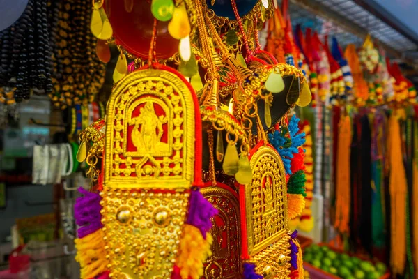 SINGAPUR, SINGAPUR - 01 DE FEBRERO DE 2018: Primer plano del enfoque selectivo de la artesanía india colorida en una tienda en Little India en Singapur. Concepto urbano colorido — Foto de Stock