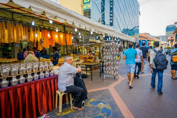 SINGAPUR, SINGAPUR - 01 DE FEBRERO DE 2018: Pequeño distrito de la India en Singapur con algunas personas caminando por las calles. Su barrio singapurense y comúnmente conocido como Tekka en el Tamil local — Foto de Stock