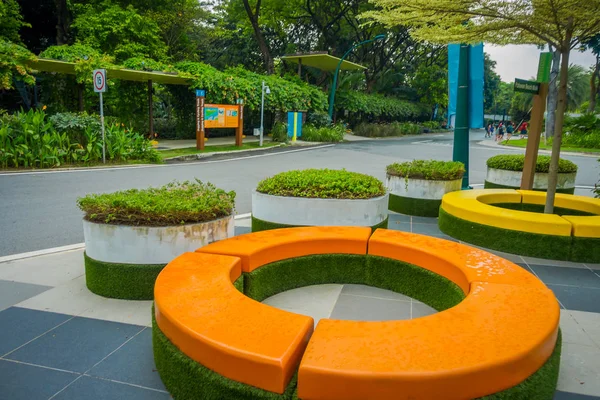 SINGAPORE, SINGAPORE - JANEIRO 30, 2018: Vista ao ar livre de cadeiras coloridas perto de Singapore Sentosa Cable Car e Skyline Luge, Singapura — Fotografia de Stock