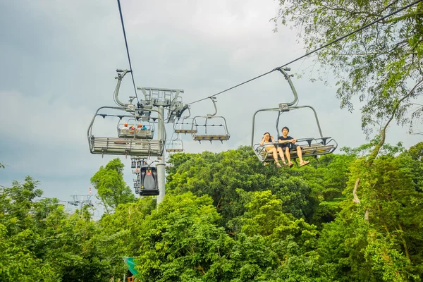 SINGAPORE, SINGAPORE - JANEIRO 30, 2018: Vista ao ar livre de pessoas não identificadas no teleférico Singapore Sentosa Cable Car e Skyline Luge, Singapura — Fotografia de Stock