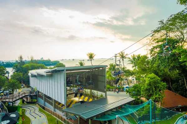 SINGAPUR, SINGAPUR - 30 DE ENERO DE 2018: Vista al aire libre de personas no identificadas disfrutando del paseo en Singapore Sentosa Cable Car y Skyline Luge, en una hermosa puesta de sol en Singapur — Foto de Stock