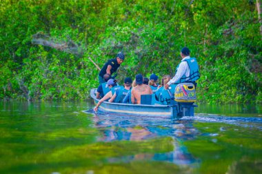 Cuyabeno, Ekvator - 16 Kasım 2016: kimliği belirsiz kişi Cuyabeno Milli Parkı, Ekvador Amazon ormanları derinliği içine tekne ile seyahat