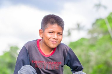 Lago Agrio, Ekvator - Kasım 17, 2016:Portrait, genç yerli çocuk, Siona toplum içinde Cuyabeno Milli Parkı, Güney Amerika ekvator