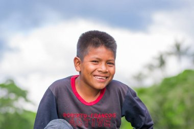 Lago Agrio, Ekvator - 17 Kasım 2016: Siona topluluk içinde Cuyabeno Milli Parkı, Güney Amerika ekvator portre genç yerli çocuk