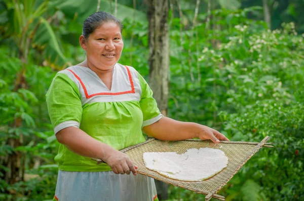 LAGO AGRIO, ECUADOR - 17 NOVEMBRE 2016: Donna dimostra tortillas di yucca in una cucina all'aperto in un villaggio di Siona nella riserva naturale di Cuyabeno, Ecuador — Foto Stock
