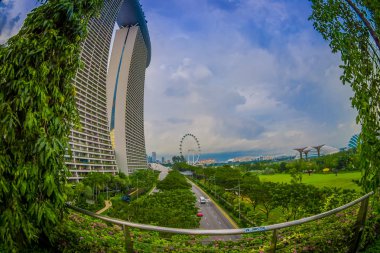 Singapore, Singapur - 30 Ocak 2018: Marina Bay Sands Ressort bulutlu gökyüzü karşı dünyanın en pahalı tek başına Casino'da açılış saat iki kulenin güzel manzara