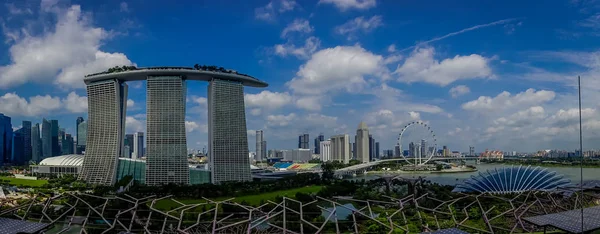 Сінгапур, Сінгапур - 30 січня 2018: Відкривається прекрасна панорама з трьома вежами Marina Bay Sands Ressort проти хмарного неба, світів найбільш дорогих автономний казино під час — стокове фото