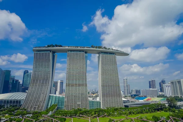 Сінгапур, Сінгапур - 30 січня 2018: Гарний краєвид з трьома вежами Marina Bay Sands Ressort проти хмарного неба, світів найбільш дорогих автономний казино під час відкриття в — стокове фото