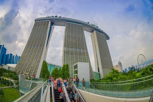 SINGAPUR, SINGAPUR - 30 DE ENERO DE 2018: Vista al aire libre de personas no identificadas utilizando una escalera eléctrica con tres hermosas torres de la Marina Bay Sands Ressort detrás, los mundos más caros —  Fotos de Stock