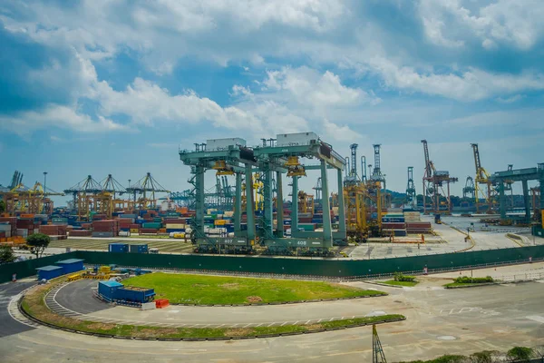 SINGAPORE, SINGAPORE - JANEIRO 30, 2018: Vista ao ar livre de algumas estruturas metálicas no Porto de Singapura. Guindastes de pórtico STS navio-a-terra no estaleiro. Ilha Sentosa — Fotografia de Stock