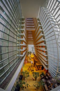 Singapore, Singapur - 31 Ocak 2018: İç görünümünü yukarıda güzel lüks lobi ve Marina Bay Sands Hotel Singapore, balık göz etkisi