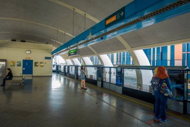 Singapore, Singapur - 30 Ocak 2018: kütle hızlı Transit Mrt tren için bekleyen kimliği belirsiz kişi şehir merkezi üzerinden tren. 1987 yılında açılan Mrt günlük 2.8 milyon yolcu var