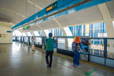 Singapore, Singapur - 30 Ocak 2018: kütle hızlı Transit Mrt tren için bekleyen kimliği belirsiz kişi şehir merkezi üzerinden tren. 1987 yılında açılan Mrt günlük 2.8 milyon yolcu var