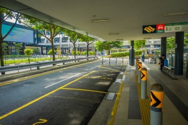 Singapore, Singapur - 30 Ocak 2018: park alanı, bir bina dışında tanımlanamayan kişi kitle hızlı Transit Mrt tren, kaldırımlar yürüyüş ile açık görüş-in